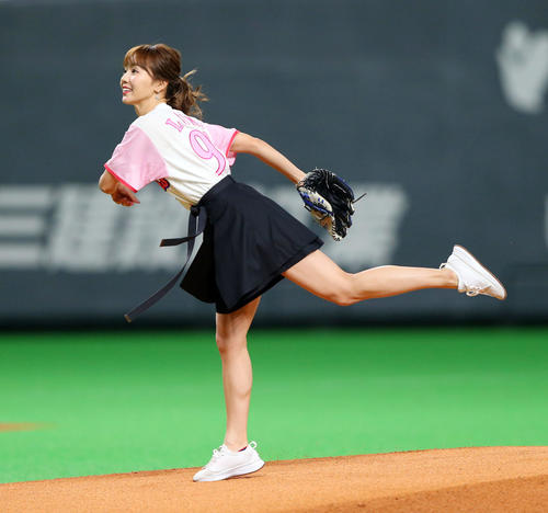日本ハム対巨人 ファーストピッチを行う池端レイナ(撮影・垰建太)