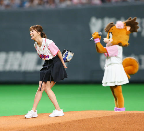 日本ハム対巨人 ファーストピッチを行う池端レイナ(撮影・垰建太)