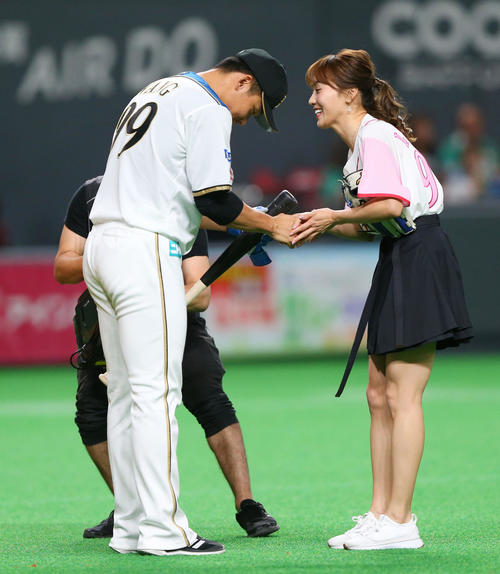 日本ハム対巨人 ファーストピッチを終え日本ハム王(左)と言葉を交わす池端レイナ(撮影・垰建太)