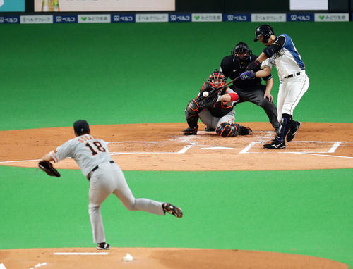 日本ハム対巨人 1回表日本ハム無死一塁、大田は先制中前適時二塁打を放つ。投手菅野(撮影・浅見桂子)