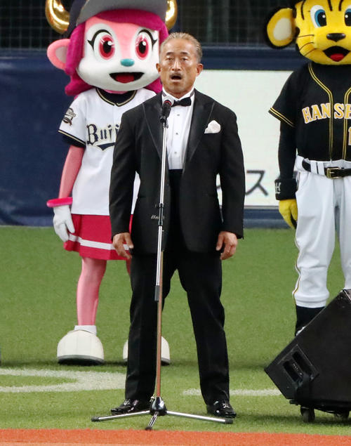 オリックス対阪神　君が代を独唱する角田信朗（撮影・加藤哉）