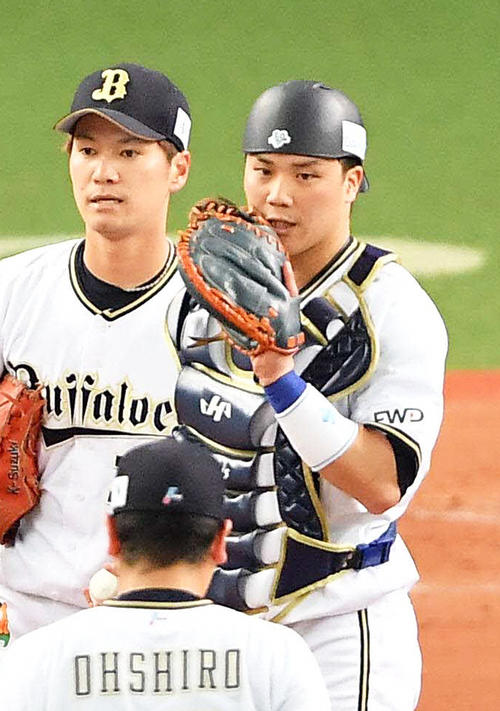 マウンドで声を掛けるオリックス伏見寅威（右）