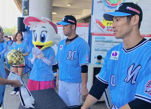 マリンフェスタでフェースタオルを販売したロッテ清田（中央）と荻野（右）