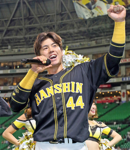 地元の声援を受け、「明日も勝つバイ！」と笑顔を見せる梅野隆太郎（2019年6月12日撮影）
