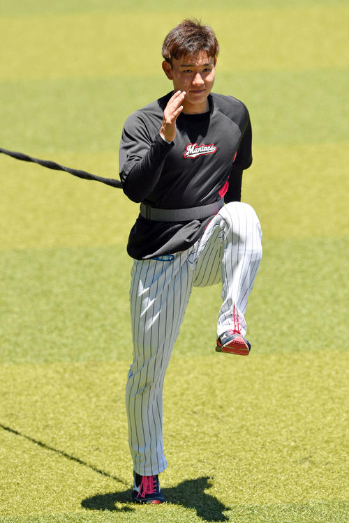 試合前練習で調整するロッテ中村稔（撮影・滝沢徹郎）
