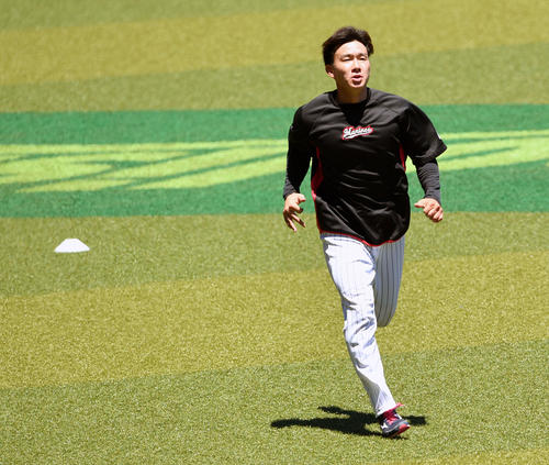 試合前練習で調整するロッテ中村稔（撮影・滝沢徹郎）