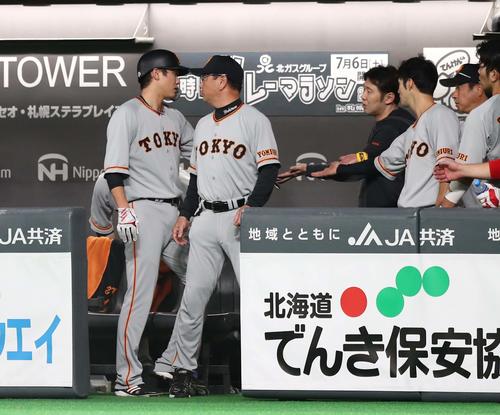 日本ハム対巨人　4回表、四球で出塁した坂本勇（左）は交代しベンチに戻る（撮影・黒川智章）
