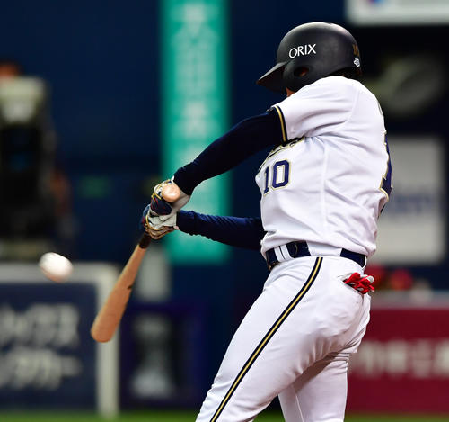 オリックス対阪神　4回裏オリックス2死二塁、右中間へ先制適時二塁打を放つ大城滉二（撮影・清水貴仁）