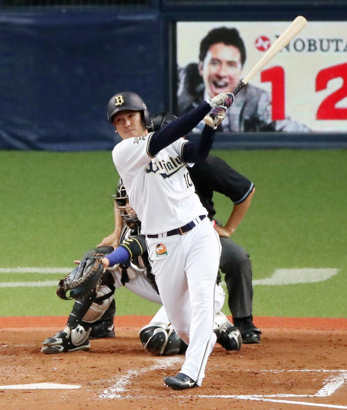 オリックス対阪神　4回裏オリックス2死二塁、大城は中越え適時二塁打を放つ（撮影・加藤哉）
