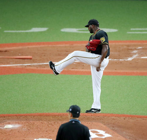 オリックス対阪神　4回裏オリックス2死一塁、ガルシアは武田を三塁ゴロに打ち取り、悔しさからマウンドを蹴り上げてベンチへ引き揚げる（撮影・加藤哉）