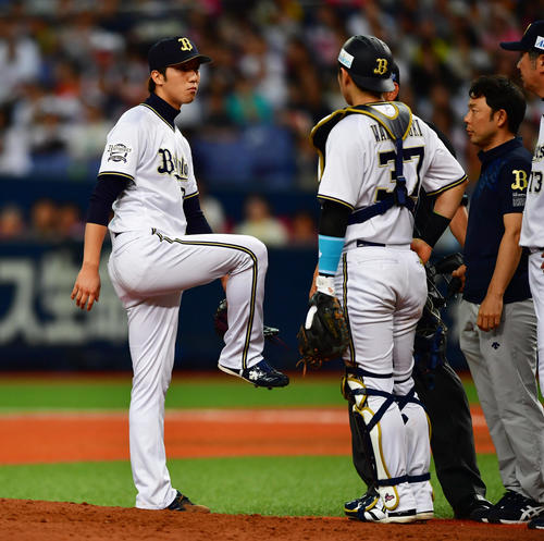 糸原健斗の打球が体に当たった田嶋大樹は状態を確認する（撮影・清水貴仁）