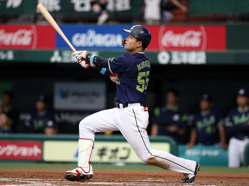 西武対ヤクルト　9回表ヤクルト1死一塁、2点本塁打を放つ村上（撮影・狩俣裕三）