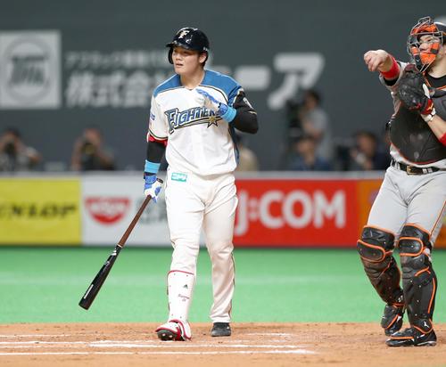 日本ハム対巨人　7回裏日本ハム無死、三振に終わる清宮（撮影・黒川智章）