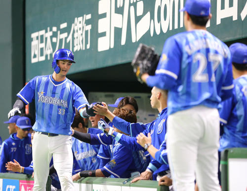 6回表DeNA2死、乙坂は左越え本塁打を放ちベンチのナインとハイタッチ（撮影・梅根麻紀）
