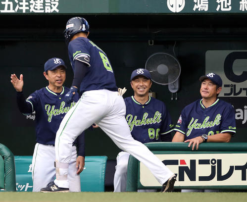 9回表ヤクルト1死、プロ初本塁打を放った中山（手前）を笑顔で迎える小川監督（左）。中央は宮本コーチ、右は石井琢打撃コーチ（撮影・狩俣裕三）