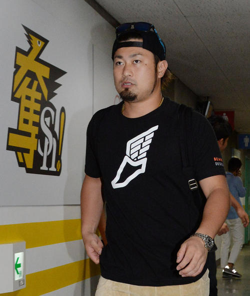 ソフトバンク情報　右上腕部の張りを訴え登録を抹消された森（撮影・今浪浩三）