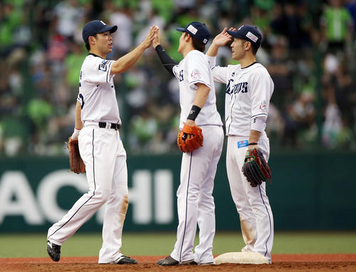 西武対ヤクルト　試合後、源田（中央）、外崎（右）とタッチを交わす秋山（撮影・狩俣裕三）