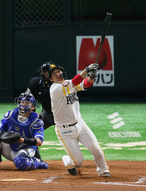 ソフトバンク対DeNA　8回裏ソフトバンク1死、甲斐は右越え同点本塁打を放つ（撮影・栗木一考）