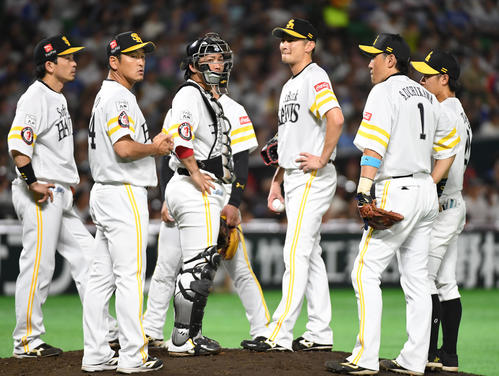 6回表DeNA2死、先発の二保は乙坂に勝ち越しのソロ本塁打を浴び降板する（撮影・今浪浩三）