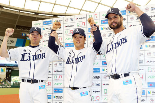 西武対ヤクルト　ヒーローインタビュー後、ポーズを決める、左から秋山、松本航、メヒア（撮影・狩俣裕三）