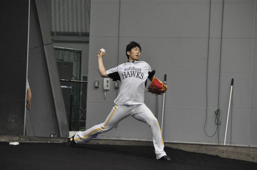 約3カ月ぶりにブルペンで投球練習を行ったソフトバンク石川（撮影・石橋隆雄）