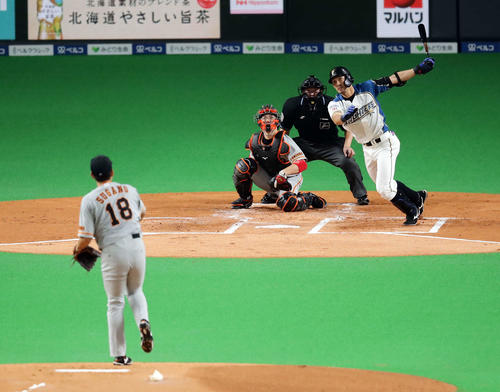 日本ハム対巨人　1回表日本ハム無死一塁、大田は先制中前適時二塁打を放つ。投手菅野（撮影・浅見桂子）