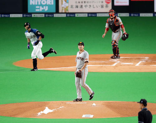 日本ハム対巨人　1回表日本ハム無死一塁、大田に先制中前適時二塁打を許し、打球を見つめる菅野（撮影・浅見桂子）