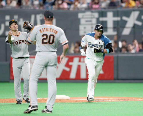 日本ハム対巨人　8回裏日本ハム1死二塁、二ゴロに終わる中田（撮影・黒川智章）
