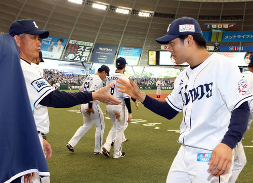 西武対ヤクルト　試合後、握手を交わす辻監督（左）と松本航（撮影・狩俣裕三）
