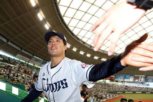 西武対ヤクルト　ヒーローインタビュー後、ファンとタッチを交わす松本航（撮影・狩俣裕三）