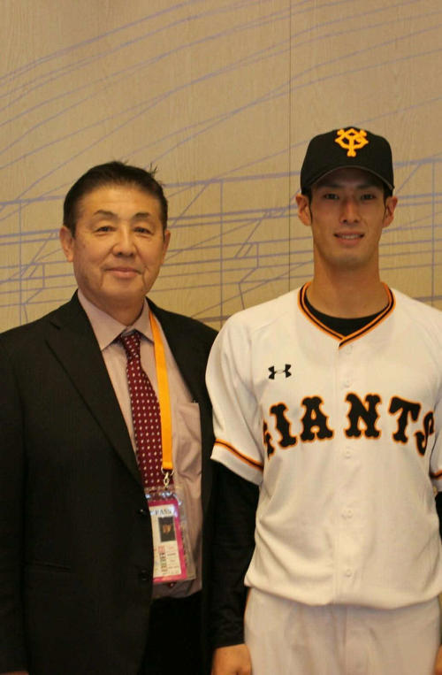 巨人若林（右）と父憲一さん（左）（家族提供）