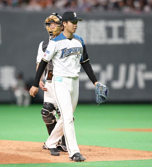 日本ハム対巨人　4回途中降板の杉浦（撮影・黒川智章）