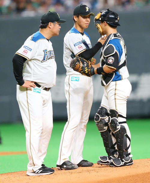 日本ハム対巨人　2回表巨人2死一塁、杉浦（中央）はマウンドで木田コーチ（左）、鶴岡と言葉を交わす（撮影・垰建太）
