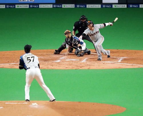 日本ハム対巨人　2回表巨人2死二、三塁、坂本勇は左に2点勝ち越し適時打を放つ。投手杉浦（撮影・浅見桂子）