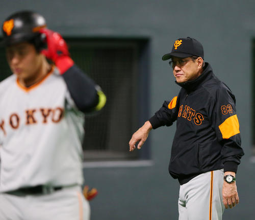 日本ハム対巨人　4回裏日本ハム、交代を告げベンチに戻る巨人原監督（撮影・垰建太）