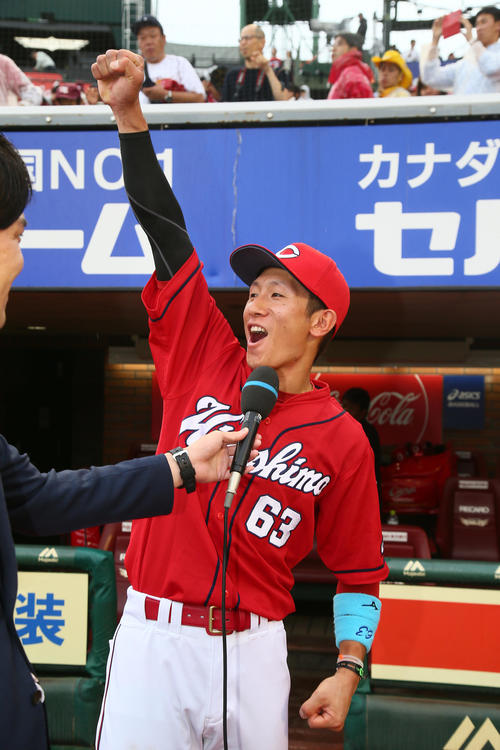 楽天対広島　ヒーローインタビューで父親に向かって歓喜の言葉を叫ぶ広島西川（撮影・足立雅史）