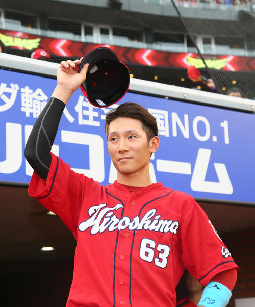 楽天対広島　勝利しファンの声援に帽子を取って応える広島西川（撮影・足立雅史）