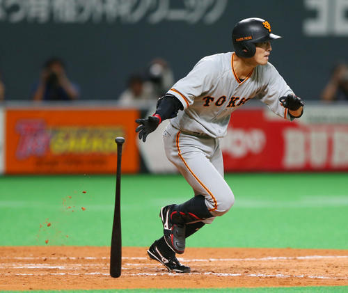 日本ハム対巨人　4回表巨人無死、右前安打を放つ若林（撮影・垰建太）