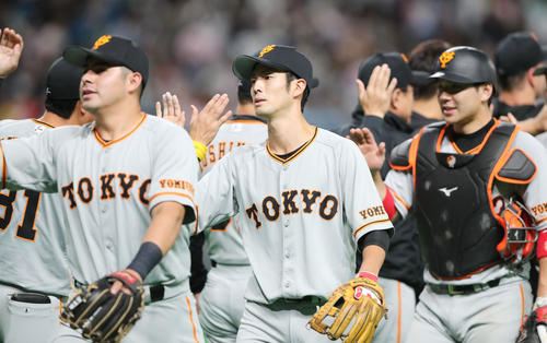 日本ハム対巨人　日本ハムに勝ちナインとタッチを交わしながら引き揚げる巨人若林（中央）（撮影・垰建太）