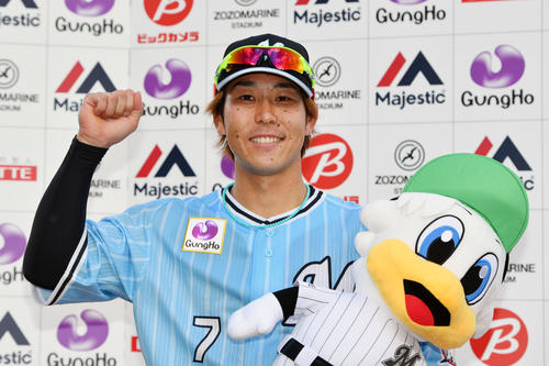 ロッテ対中日　ヒーローインタビューで笑顔でポーズを決めるロッテ鈴木（撮影・滝沢徹郎）