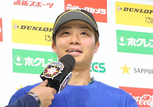笑顔でインタビューに応じる日本ハム中島（2018年6月15日撮影）