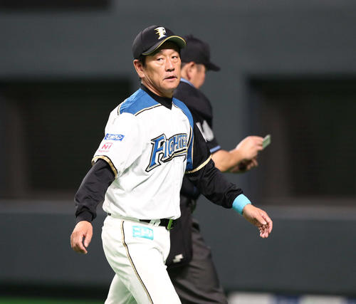 日本ハム対巨人　4回表、投手交代を告げる栗山監督（撮影・黒川智章）