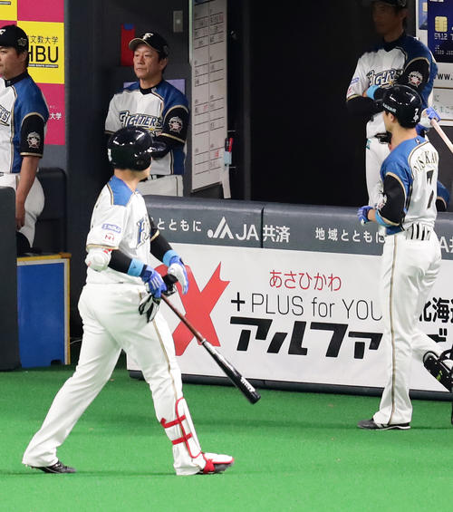 日本ハム対巨人　7回裏日本ハム無死、代打清宮（手前）は空振り三振に倒れ、ベンチで厳しい表情の栗山監督（撮影・浅見桂子）