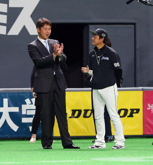 日本ハム対巨人　試合前、談笑する日本ハム栗山監督（右）と新井氏（撮影・垰建太）