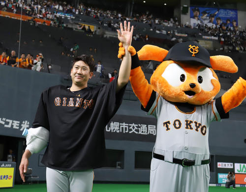 日本ハム対巨人　ヒーローインタビューを終えジャビットとファンの声援に応える巨人菅野（撮影・垰建太）