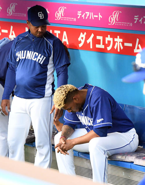 ロッテ対中日　試合後、サヨナラ打を浴びた中日ロドリゲス（右）は肩を落とす（撮影・滝沢徹郎）