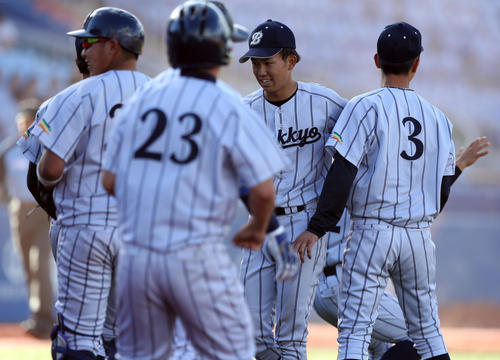 佛教大対東海大　初の決勝進出を決めて喜ぶ佛教大の選手たち。中央右は木下（撮影・大野祥一）