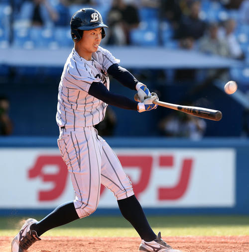 佛教大対東海大　8回表佛教大2死一、三塁、右前適時打を放つ岡田（撮影・大野祥一）