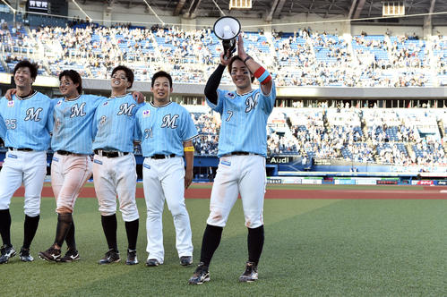 ロッテ対中日　試合後、サヨナラ打を放ったロッテ鈴木（右）は拡声器を使ってパフォーマンスする（撮影・滝沢徹郎）
