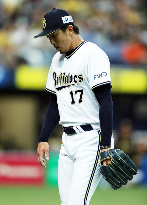 9回表阪神2死一、二塁、福留に2点適時二塁打を浴び、降板する増井（中央）（撮影・前田充）